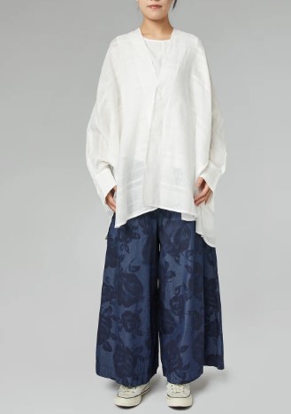 Calça jeans com estampa de rosas